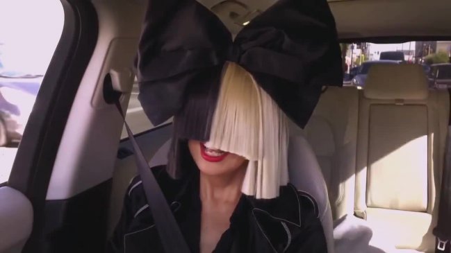 Sia revela su cara y uno de sus pechos en Instagram