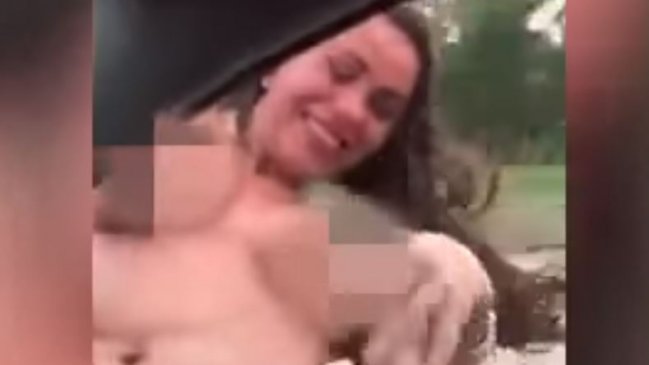 Arrestan a amiga de mujer que murió haciendo topless en la ventana de un auto