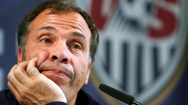 Bruce Arena renunció a la banca de Estados Unidos
