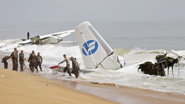  Cuatro muertos al caer al mar un avión en Costa de Marfil  