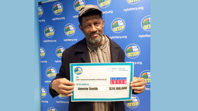 Hombre casi pierde premio de 24 millones de dólares por no revisar boleto de lotería
