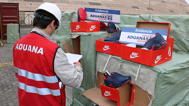 Un cargamento con zapatillas falsificadas fue incautado en el puerto de Iquique