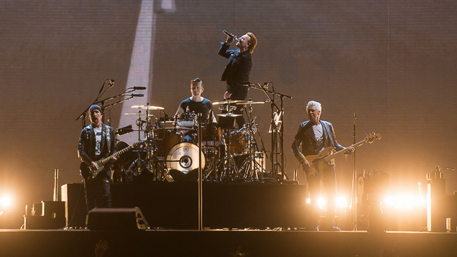  U2 rindió tributo a populares figuras chilenas ante 58 mil personas  