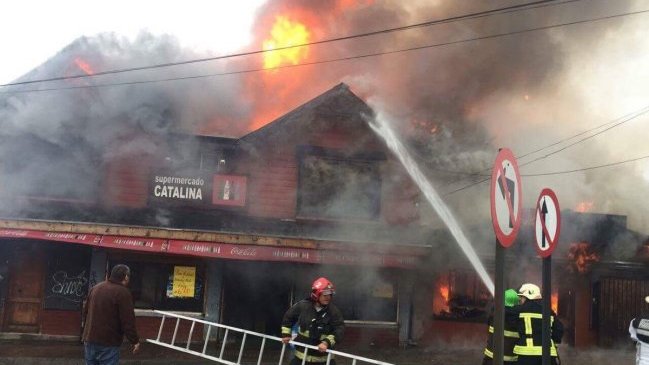 Incendio destruyó dos locales comerciales en Panguipulli