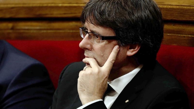 Puigdemont insiste en dialogar y Rajoy da hasta el jueves para aclarar si declaró independencia