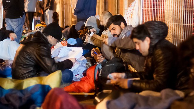 Más de 200 personas hacen fila por venta de bodega de PC Factory