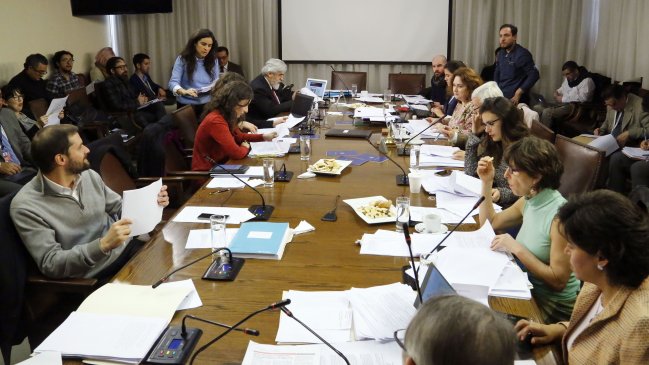 Comisión de Educación suspendió sesión por ausencia de tres ministros
