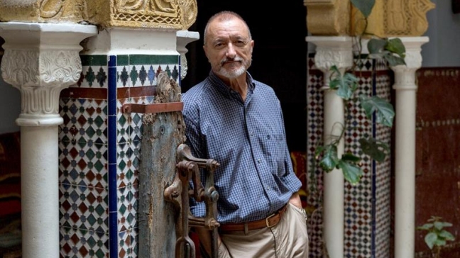 Pérez Reverte dice que la actualidad es tan vulgar que huye de ella