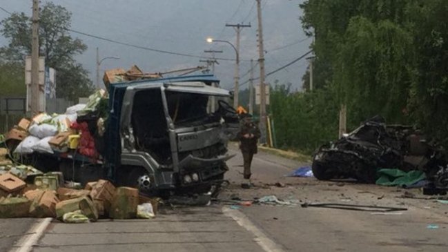 Cuatro fallecidos por choque entre camión y vehículo en Calle Larga