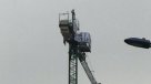 Trabajadores protestaron sobre grúa pluma en construcción en San Miguel
