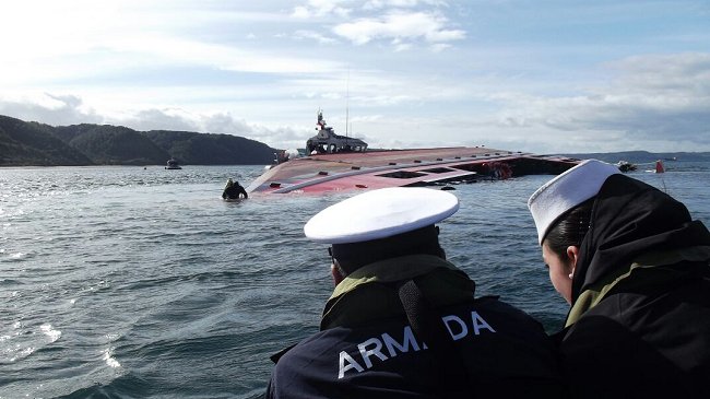 Armada descartó derrame de petróleo tras naufragio salmonero en Chiloé