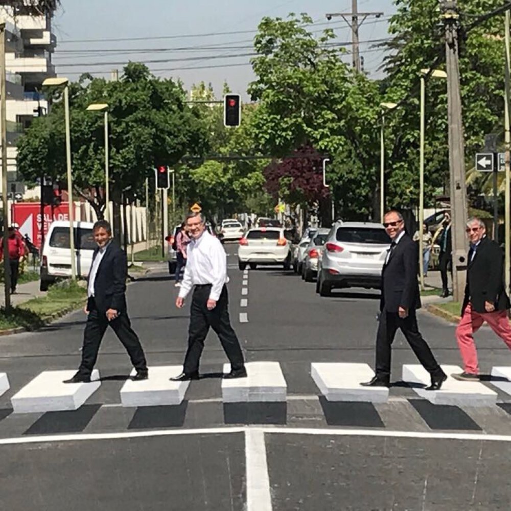 Las Condes estrenó el primer paso de peatones 3D en Santiago