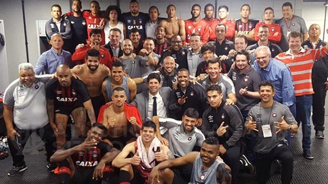 Esteban Pavez celebró ante Eugenio Mena en el choque de chilenos en Brasil