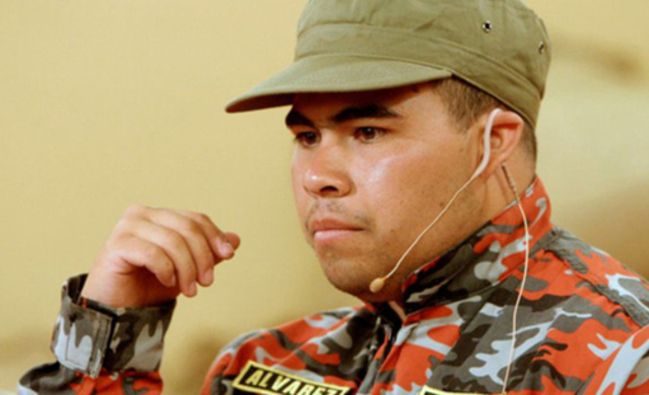 Juan Pablo Álvarez trabaja como corpóreo para pagar millonaria deuda