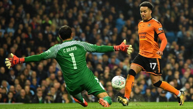 Claudio Bravo fue la gran figura en triunfo por penales de Manchester City sobre Wolverhampton