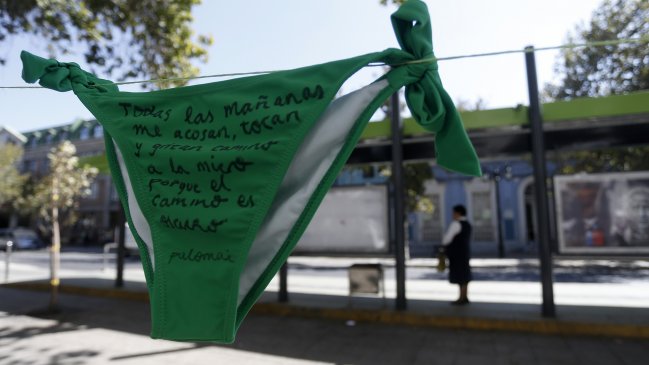 La aplaudida reflexión que compara cómo tratan a las mujeres en Chile y en Hawái