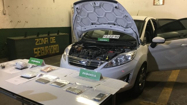 Carabineros detuvo a cinco personas por transitar en auto sin patente y con droga