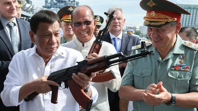 Rusia donó a Filipinas 5.000 rifles Kalashnikov para luchar contra ISIS