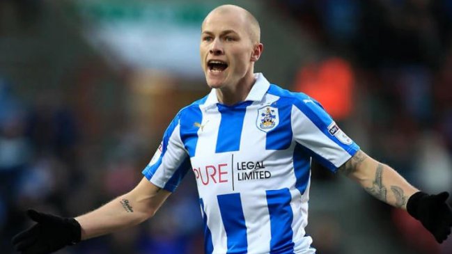 Niño se encontró un billete en el estadio y se lo dio a un jugador