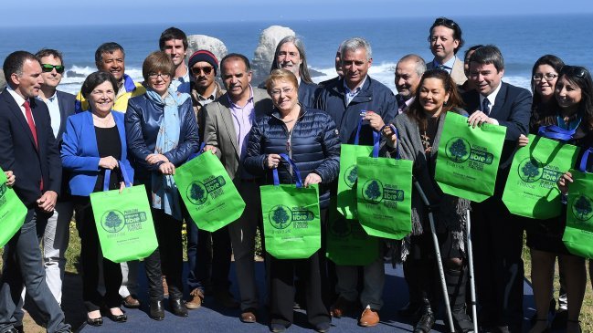 Bachelet firmó proyecto que prohíbe bolsas plásticas en comunas costeras