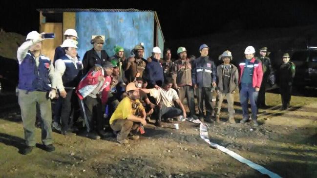 Rescatan a mineros atrapados en mina de Taltal