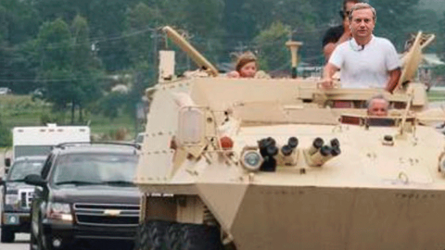 El “auto-trolleo” de José Antonio Kast al responder a meme de Marcelo Comparini