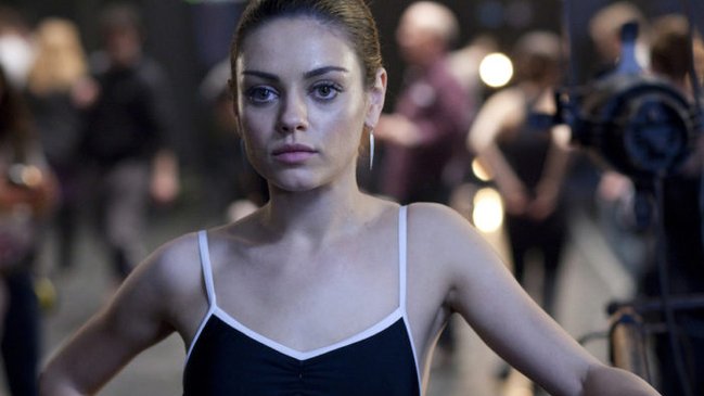 Mila Kunis confesó que su hija de 3 años bebe vino todos los viernes