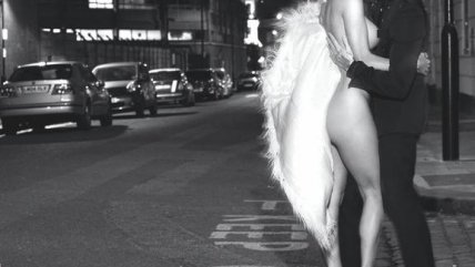 Pamela Anderson posó nuevamente desnuda a sus 50 años