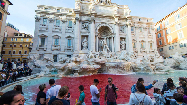 Detienen a un hombre por teñir de rojo el agua de la Fontana di Trevi de Roma