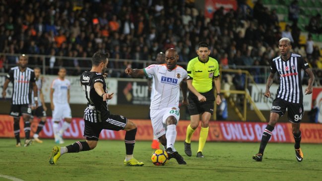 Junior Fernandes lamentó en cancha la caída de Alanyaspor frente a Besiktas de Gary Medel