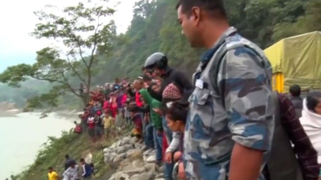  Nepal: 31 muertos tras choque de bus  