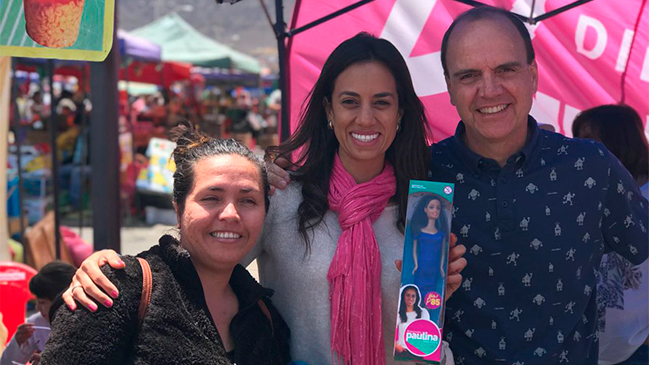 Diputada de RN repite: Paulina Núñez hace campaña de la mano de su propia Barbie
