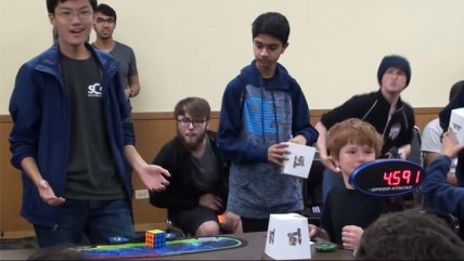 Joven arma cubo rubik en menos de 5 segundos y logra récord mundial