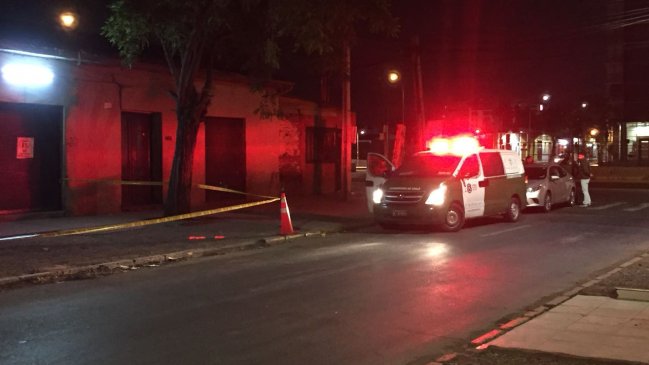 Detienen a mujer acusada de apuñalar a su pololo en Estación Central