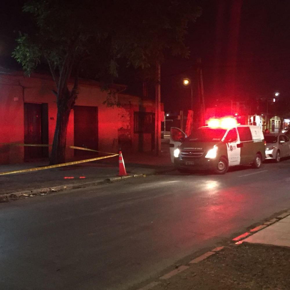 Detienen a mujer acusada de apuñalar a su pololo en Estación Central