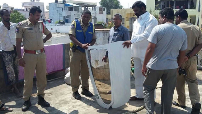 Una puerta de un avión cayó sobre la terraza de una casa en la India