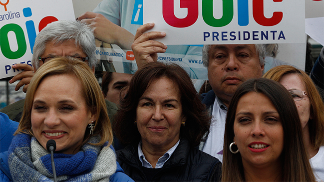 Ministra Krauss aprovechó el feriado y acompañó a Carolina Goic en 