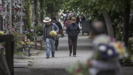   Cientos de personas acuden al Cementerio General en el Día de Todos los Santos 