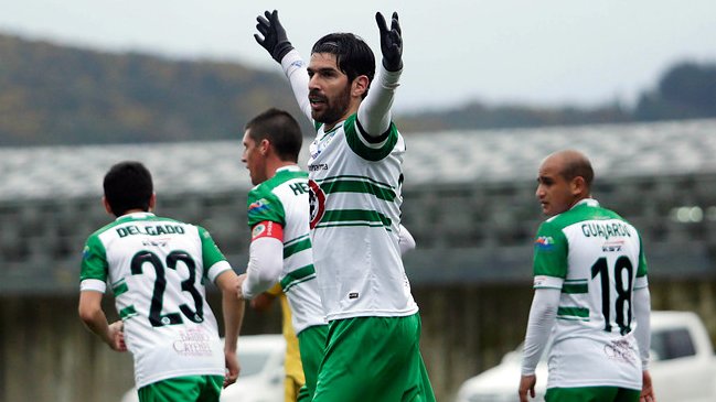 Hinchas de Puerto Montt buscan que Sebastián Abreu siga en el club