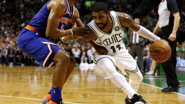 Kyrie Irving sigue firme en su postura e insiste en que la Tierra es 