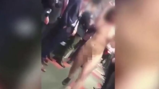 Empresa le pagó a una empleada para que se paseara desnuda