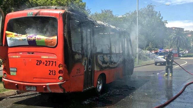Viña del Mar: Microbús se quemó intempestivamente frente al Reloj de Flores