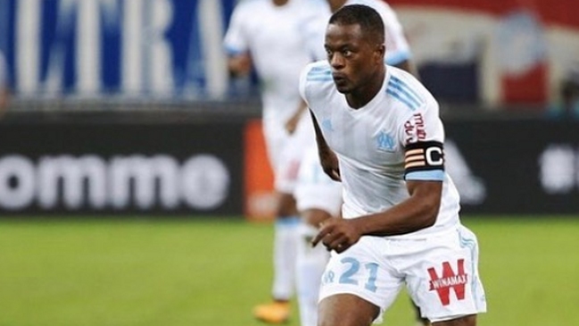 Evra fue apartado de Olympique de Marsella por patada a hincha pese a apoyo del sindicato