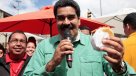 Nicolás Maduro no sabía que estaba en pantalla y sacó una empanada de un cajón