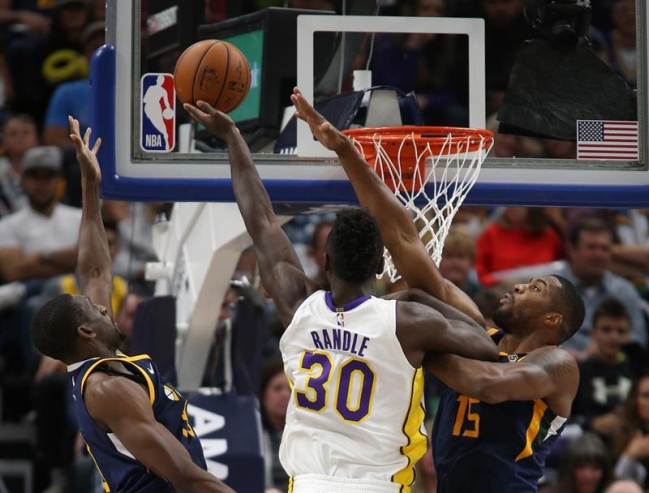 Los Lakers vencieron a Memphis a punta de velocidad