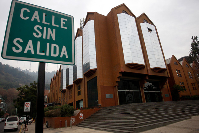 Universidad Católica vendió su 33% en Canal 13 a Andrónico Luksic