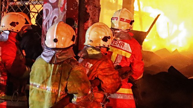 Temuco: Incendio destruyó dos casas y una fábrica de muebles