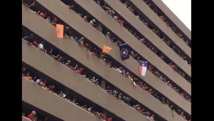   Multitud le devolvió un sombrero a una mujer contra la gravedad 