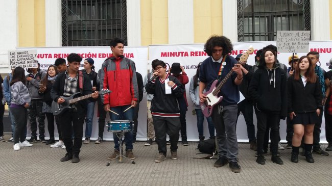 Hit de Los Prisioneros acompañó performance a favor de los niños y jóvenes excluidos