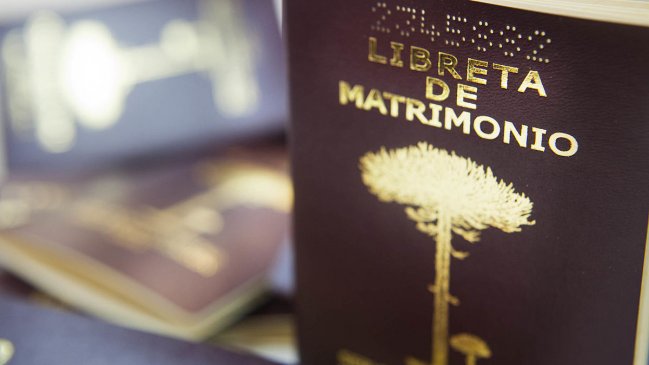 Mujer está casada con hombre que no existe y no se puede divorciar